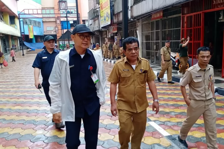 TINJAU: PD PPJ Kota Bogor bersama jajaran Pemkot Bogor saat meninjau langsung Gang Bata usai direnovasi.