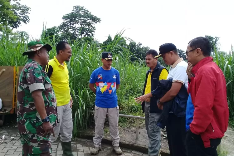 PENGARAHAN: Asda 1 Kota Bogor Irwan Riyanto memberi pengarahan kepada lurah dan camat Bogor Selatan Hidayatulah di sela bebersih Kali Cibalok.