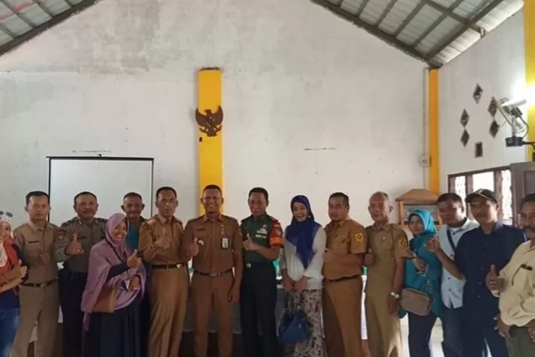 JABATAN: Sejumlah pejabat desa yang sebentar lagi masa jabatannya akan berakhir saat foto bersama.