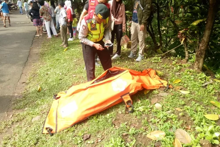 EVAKUASI: Petugas kepolisian mengevakuasi mayat perempuan yang mengambang di Sungai Ciliwung Minggu (23/2) lalu.
