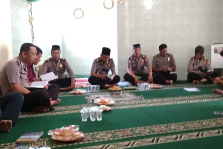 KHUSYUK: Jajaran Polsek Bogor Timur menggelar pengajian rutin di Musala Polsek Bogor Timur.