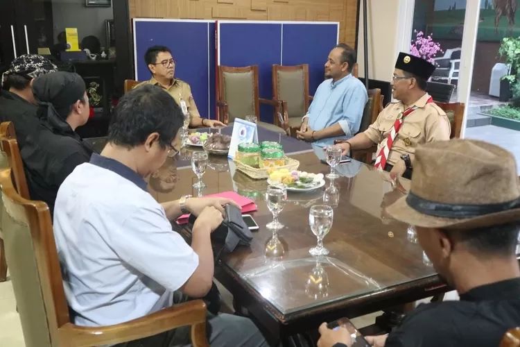 PERTEMUAN: Yayasan Palataran Pakujajar Sipatahunan (YPPS) saat menggelar pertemuan dengan Sekdakot Bogor Ade Sarip Hidayat.