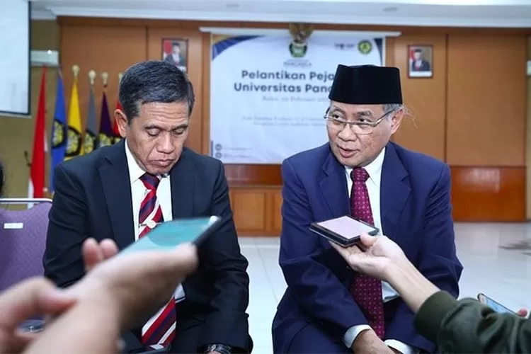 WAWANCARA: Rektor UP, Prof Wahono Sumaryono (kanan), menyampaikan keterangan capaian lembaganya.