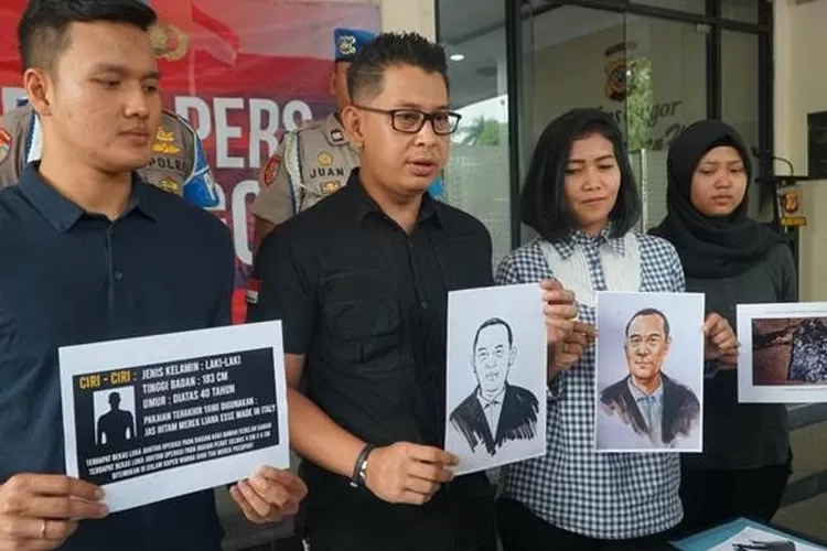 TUNJUKKAN:  Polisi menunjuk-kan ciri-ciri mayat dalam koper yang ditemukan di Nanggung, beberapa waktu lalu. Hingga kini identitas mayatnya belum terungkap.