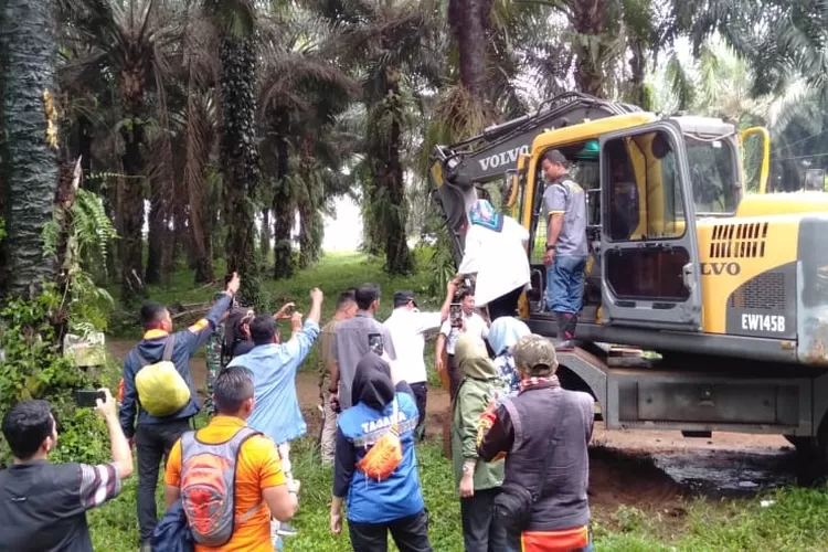 MENGECEK: Bupati Bogor, Ade Yasin, saat mengecek lokasi yang bakal dijadikan sebagai Huntap korban bencana di wilayah Bogor Barat.