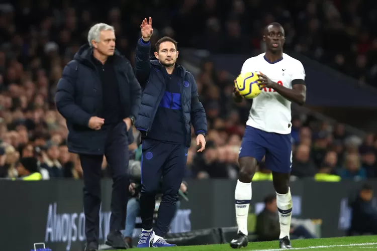 PIMPIN: Kedua pelatih tengah memimpin jalannya pertandingan antara Chelsea vs Tottenham Hotspur di Stamford Bridge, Sabtu (22/2).