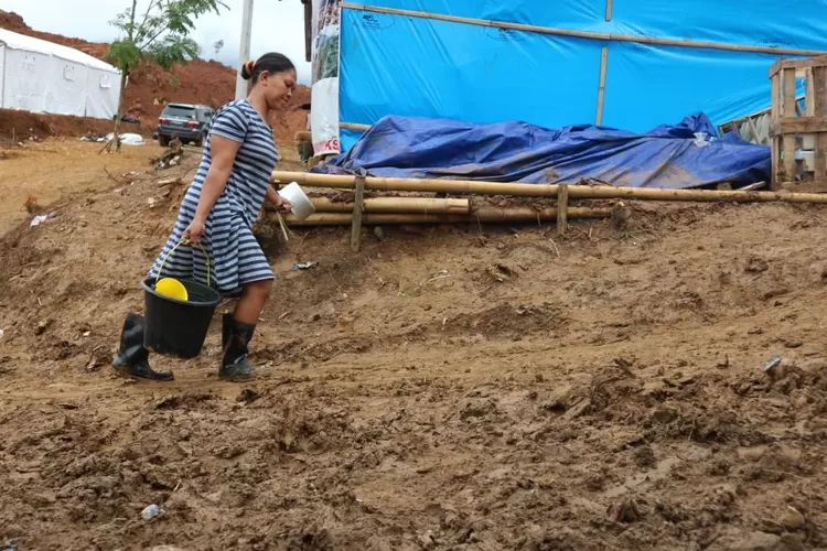 MIRIS: Warga Kampung Rancanangka, Desa Cileuksa, Kabupaten Bogor, harus berjalan kaki sejauh satu kilometer untuk mendapatkan air bersih.