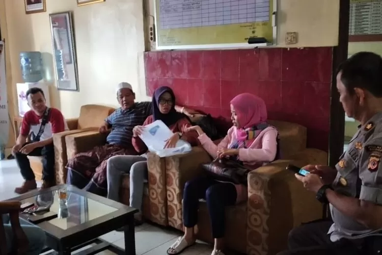 KONSULTASI: Sekdes Jagabaya, Dian Qori, didampingi keluarganya saat berkonsultasi dengan polisi di Polsek Parungpanjang, kemarin