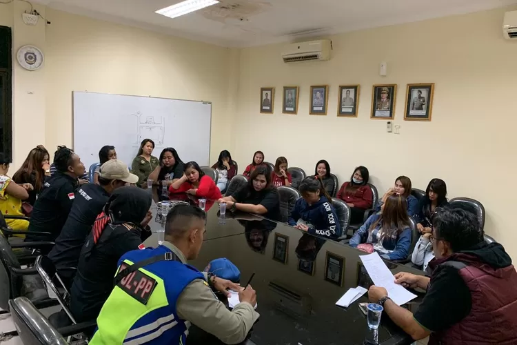 PENERTIBAN: Sembilan belas PSK didata Pol PP Kabupaten Bogor hasil penertiban Pol PP Kabupaten Bogor dalam program Nongol Babat (Nobat).