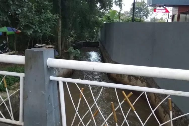 PERTANYAKAN IZIN: Restoran KFC Dramaga diduga menggunakan pondasi irigasi yang dibuat Pemkab Bogor untuk membangun tembok pagar belakang.