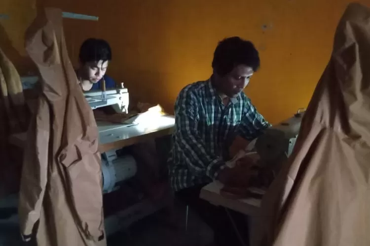 PRODUKSI: Para UMKM berharap perhatian Pemkab Bogor. Selain akan menambah devisa, juga akan mengurangi pen-gangguran di desanya