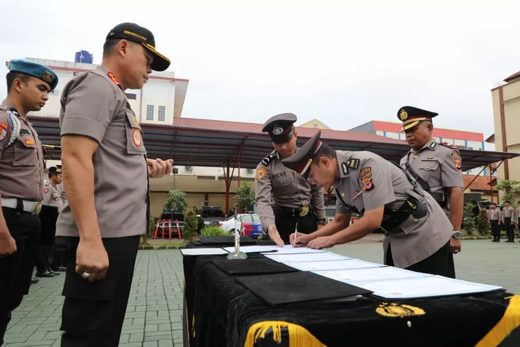 SERTIJAB: Kapolresta Bogor Kota Kombes Pol Agus Fiuser lakukan sertijab di halaman Mako Polresta Bogor Kota.