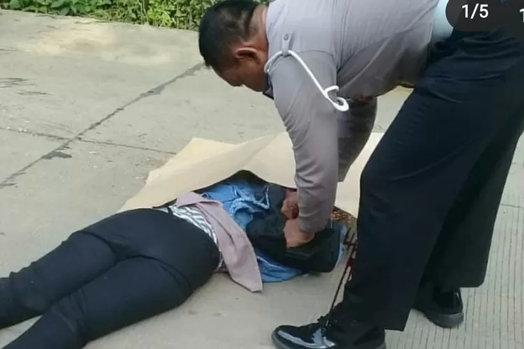 KECELAKAAN: Seorang pengendara roda dua tewas setelah terlindas truk di ruas Jalan Sentul, Babakanmadang