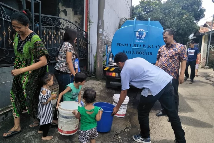 SUPLAI AIR: Petugas Perumda Tirta Pakuan saat menyuplai air bersih ke rumah warga di Ciheu-leut, Kelurahan Baranangsiang.