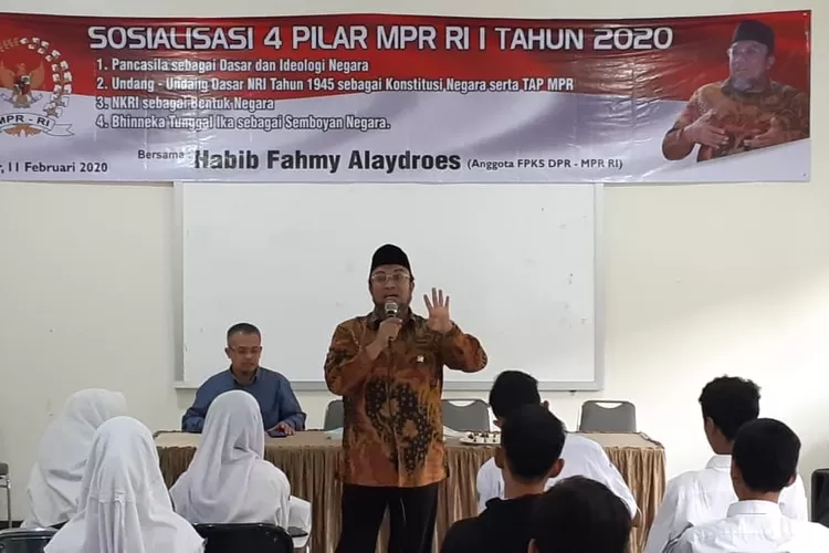 SAMBUTAN: Anggota MPR RI dari Dapil Jawa Barat V, Habib Fahmy Alaydroes, saat memberikan sambutan dalam sosialisasi empat pilar MPR RI di gedung Dharmais, Kecamatan Sukaraja, Kabu-paten Bogor, kemarin
