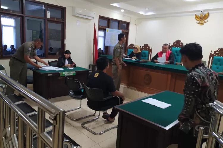 SIDANG:Pengadilan Negeri Cibinong meng-gelar sidang tindak pidana ringan terhadap pemilik bangunan tanpa IMB.