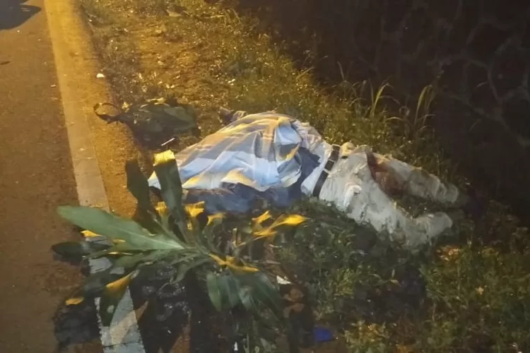 KECELAKAAN: Korban masih terbujur di Jalan Raya Puncak, sebelum dievakuasi petugas.