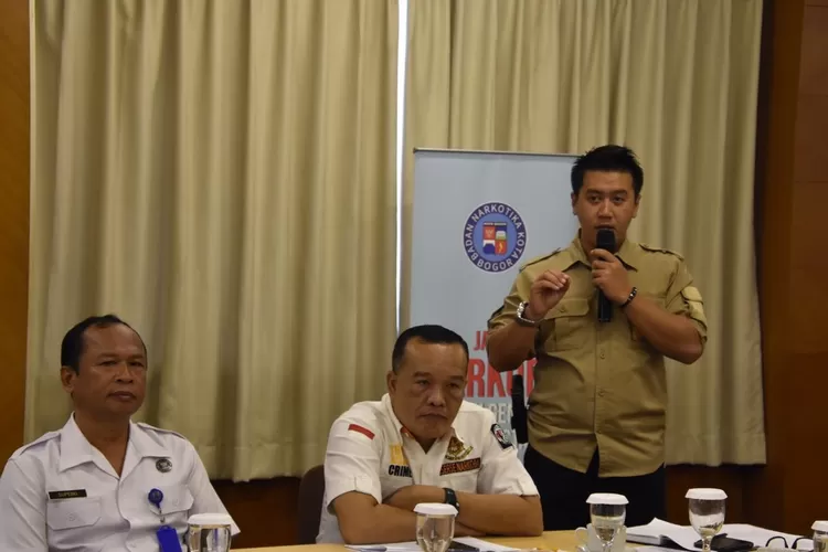 SERIUS: Kasat Narkoba Polres Bogor AKP Andri Alamsyah saat memberi keterangan soal penyalahgunaan narkoba.