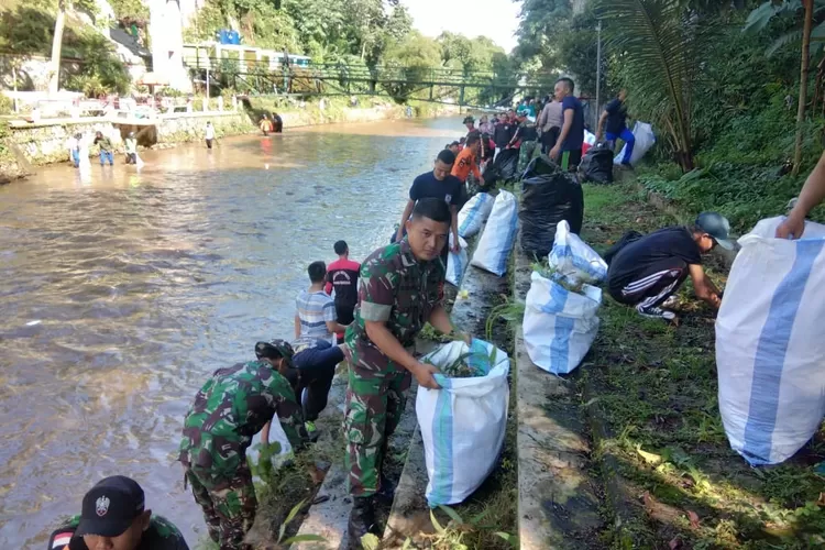 KOMPAK: Personel Kodim Kota gotong-royong membersihkan Sungai Cipakancilan di Bogor Tengah, kemarin.