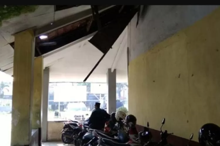RUSAK: Atap kantor UPT Tata Bangunan wilayah III mengalami kerusakan.