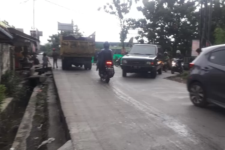 MACET: Sejumlah kendaraan terjebak macet di pertigaan Laladon, Desa Laladon, Kecamatan Ciomas. Kemacetan ini dipicu tidak adanya rambu lalu lintas yang mengatur hilir-mudik kendaraan.