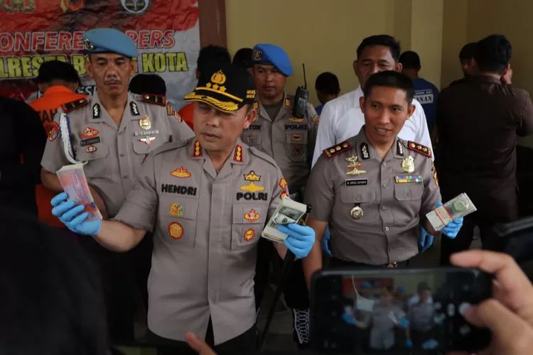 BARANG BUKTI: Kapolresta Bogor Kota Kombes Pol Hendri Fiuser menunjukkan barang bukti uang palsu kepada awak media, kemarin