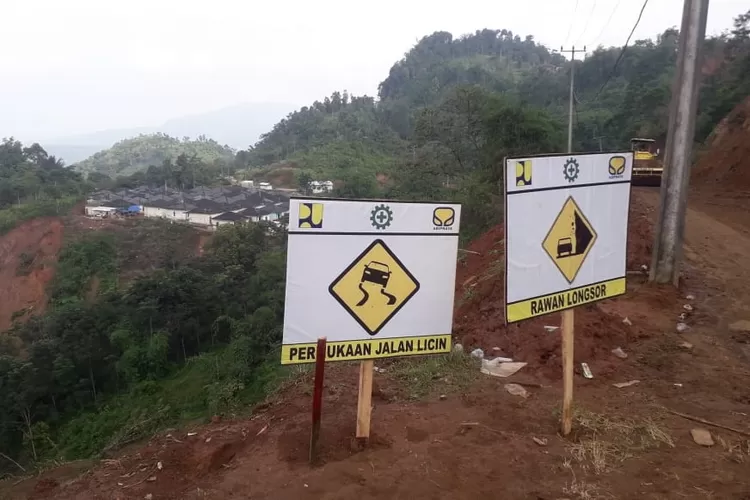 LONGSOR: Begini kondisi Jalan Cileuksa yang rencananya dibangun Dinas PUPR.