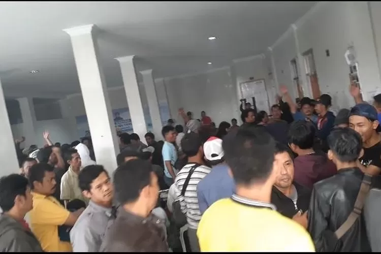 12TOLAK: Ratusan PKL Lawangsa-keteng dan Jalan Pedati mem-bubarkan diri atau walk out saat dilakukan rapat sosialisasi soal rencana relokasi pedagang ke Pasar Bogor, kemarin.