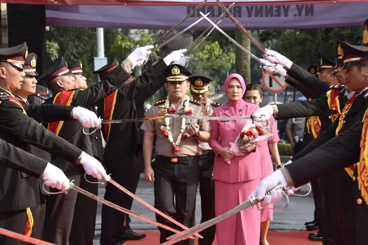 UPACARA: AKBP Roland Ronaldy bersama istri saat penyambutan di Mako Polres Bogor, kemarin.