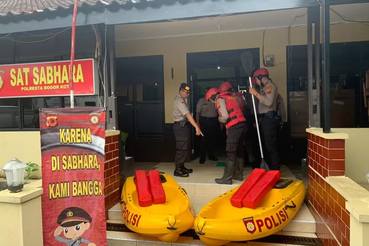 PENGECEKAN: Kasat Sabhara Polresta Bogor Kota sedang mengecek peralatan rescue di Polres Bogor.