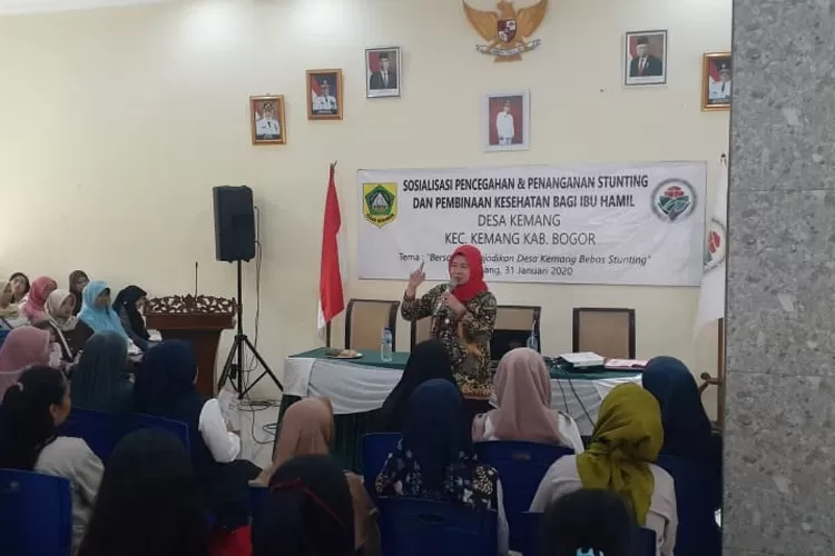 PENYULUHAN: Bidan desa memberikan informasi terkait pencegahan stunting kepada warga Desa Kemang, kemarin.