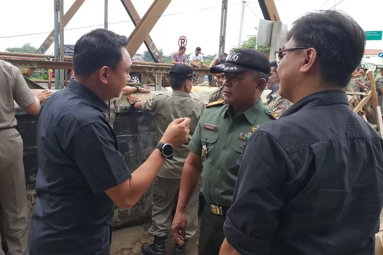 KOMPAK: Danramil 01 Kodim 0606 Kota Bogor Kapten Inf Suharja sedang memantau pembongkran PKL di ruas Jalan RE Martadinata, Kota Bogor