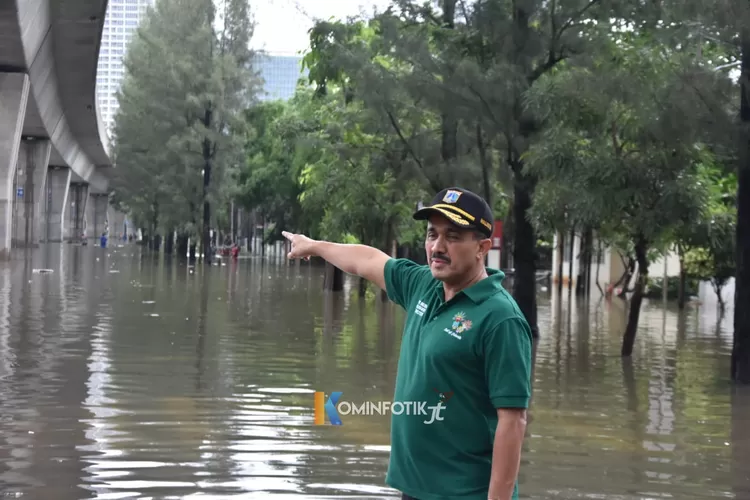 CEK: Wali Kota Administrasi Jakarta Timur M Anwar meninjau langsung wilayah terdampak banjir di sejumlah titik di wilayah Kota Jakarta Timur.
