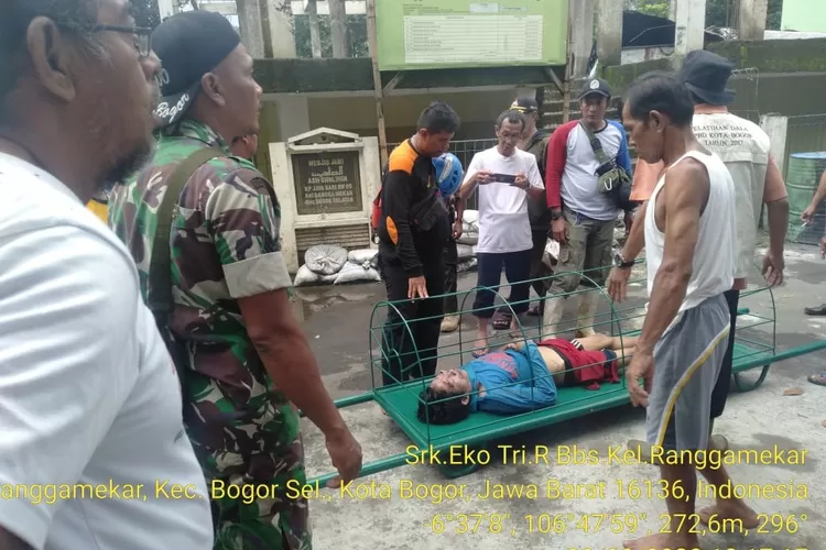 EVAKUASI: Usep Rahman Saptudi ditemukan tewas terbawa arus Sungai Cisadane, Jumat (28/2).