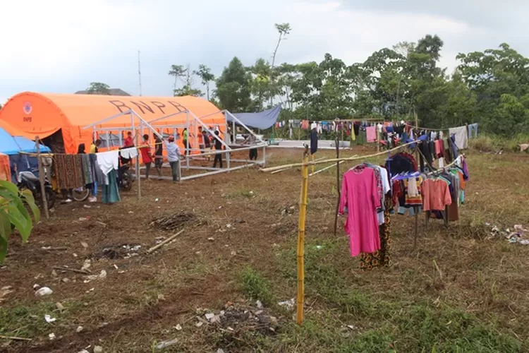 SEMENTARA: Kondisi pengungsi di Sukajaya. Kini Pemkab Bogor mulai fokus membangun hunian tetap alias Huntap.