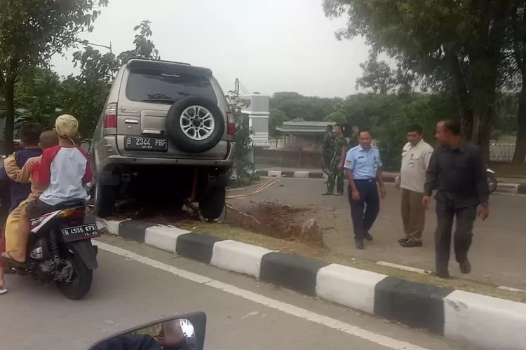 KECELAKAAN: Satu mobil menabrak pohon di Jalan IPSC, belum lama ini