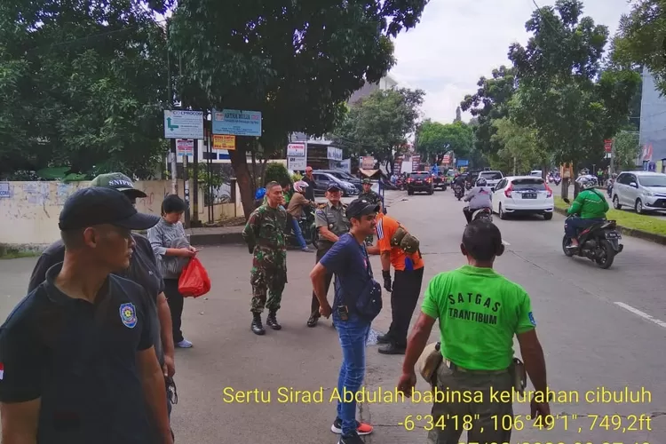 PEMBONGKARAN: Danramil Bogor Utara pimpin pembongkaran PKL di salah satu ruas jalan di Kota Bogor.