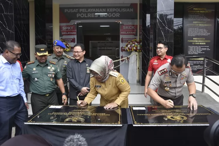 PERESMIAN: Bupati Bogor Ade Yasin dan Kapolres Bogor AKBP Muhammad Joni meresmikan gedung baru Sat Reskrim.