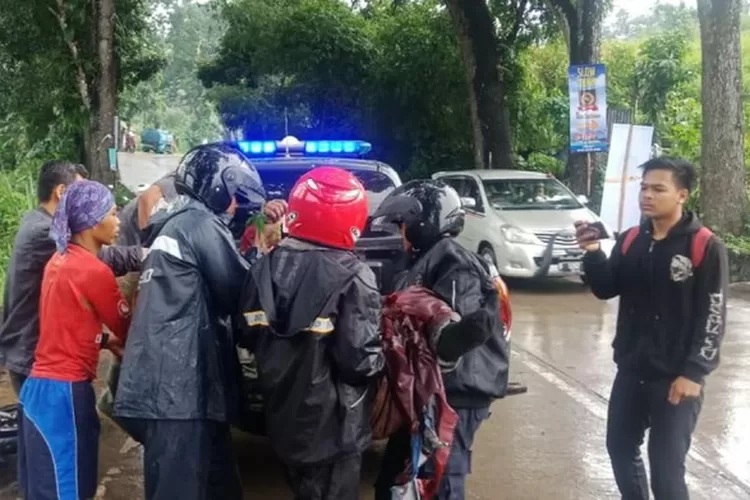 EVAKUASI: Korban kecalakaan di Jalan Sukabumi-Cikembar dievakuasi, kemarin.IST/METROPOLITAN