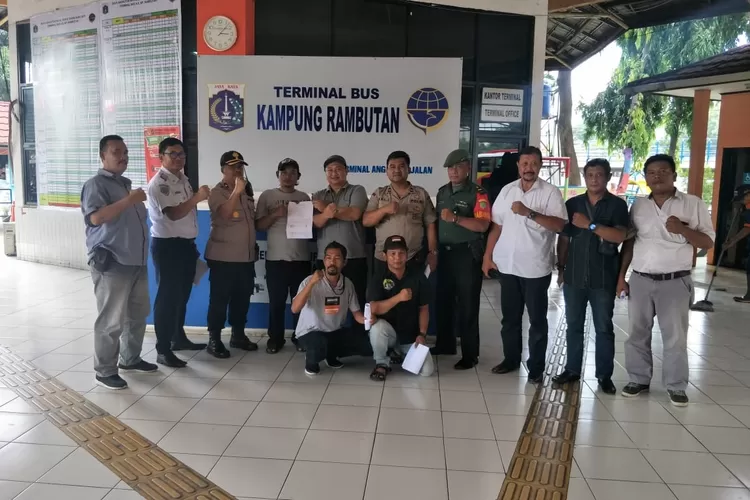 PATROLI: Polsubsektor Terbus dan Polsek Ciracas saat patroli di terbus Kampung Rambutan. 