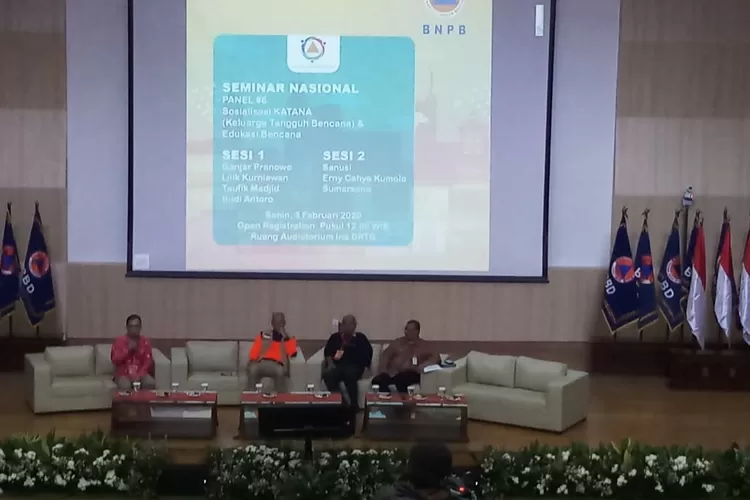 RAPAT: Gubernur Jateng, Ganjar Pranowo, saat membahas penanganan bencana di wilayahnya.