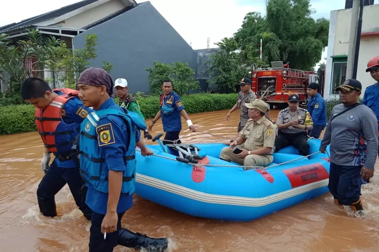 BANTUAN: Muspika Cileungsi saat mengecek banjir dan memberikan bantuan di Kampung Cipicung, Desa Cipenjo, kemarin