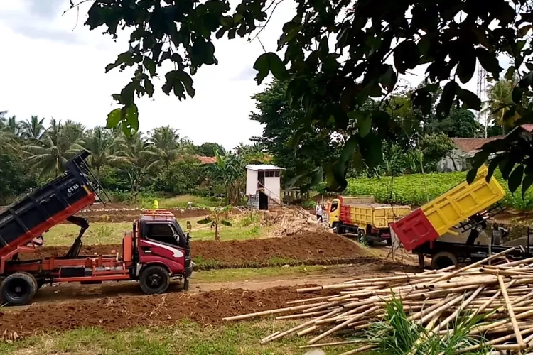 RATAKAN: Aktivitas cut and fill dilakukan pengembang perumahan di Rancabungur, kemarin