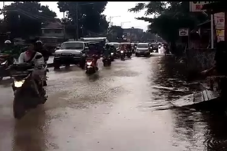 MELUAP: Kondisi drainase yang buruk menyebabkan Jalan Arco, Parung, kebanjiran