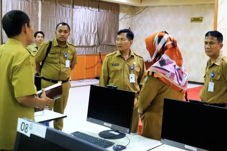 MONITORING: Sekda Kota Tangerang Herman Suwarman saat monitoring tempat penyelenggaraan CPNS.