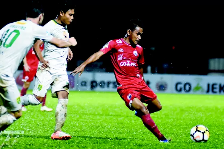 PERJIBAKU: Pemain Persija Jakarta berebut bola dengan pemain Persebaya Surabaya di Liga 1, beberapa waktu lalu.