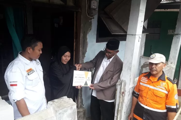 PEDULI: Ketua Baznas Kota Bogor A Chotib Malik memberi bantuan kepada dua keluarga yang terdampak bencana di Kampung Cipinanggading dan Sirnasari, Kota Bogor.