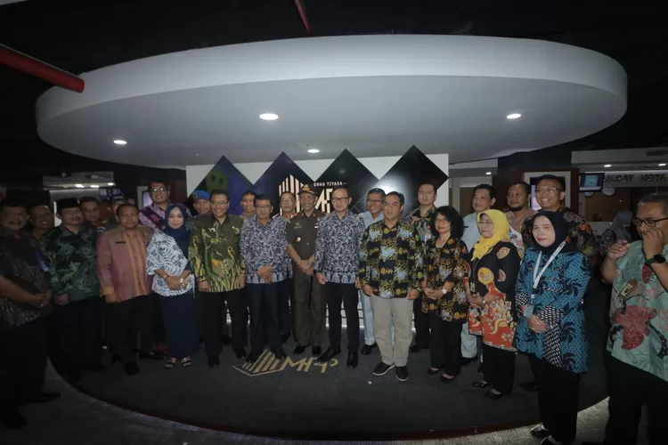 AKRAB: Wali Kota Bogor Bima Arya foto bersama instansi yang terlibat dalam MPP di sela perpanjangan kerja sama, Jumat (6/3).