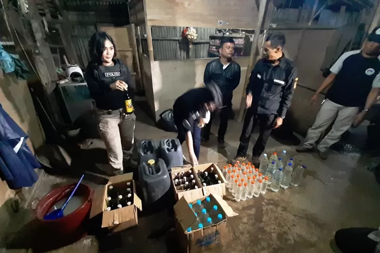 RAZIA: Kasat Narkoba Polresta Bogor Kota sedang memerika minuman keras di salah satu warung kelontong wilayah Batutulis untuk disita.
