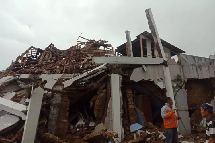 AMBRUK: Rumah warga Kampung Nangerang, Desa Pulosari, Kecamatan Kalapanunggal, ambruk usai diguncang gempa hingga menghimpit pemiliknya, Haji Anna.